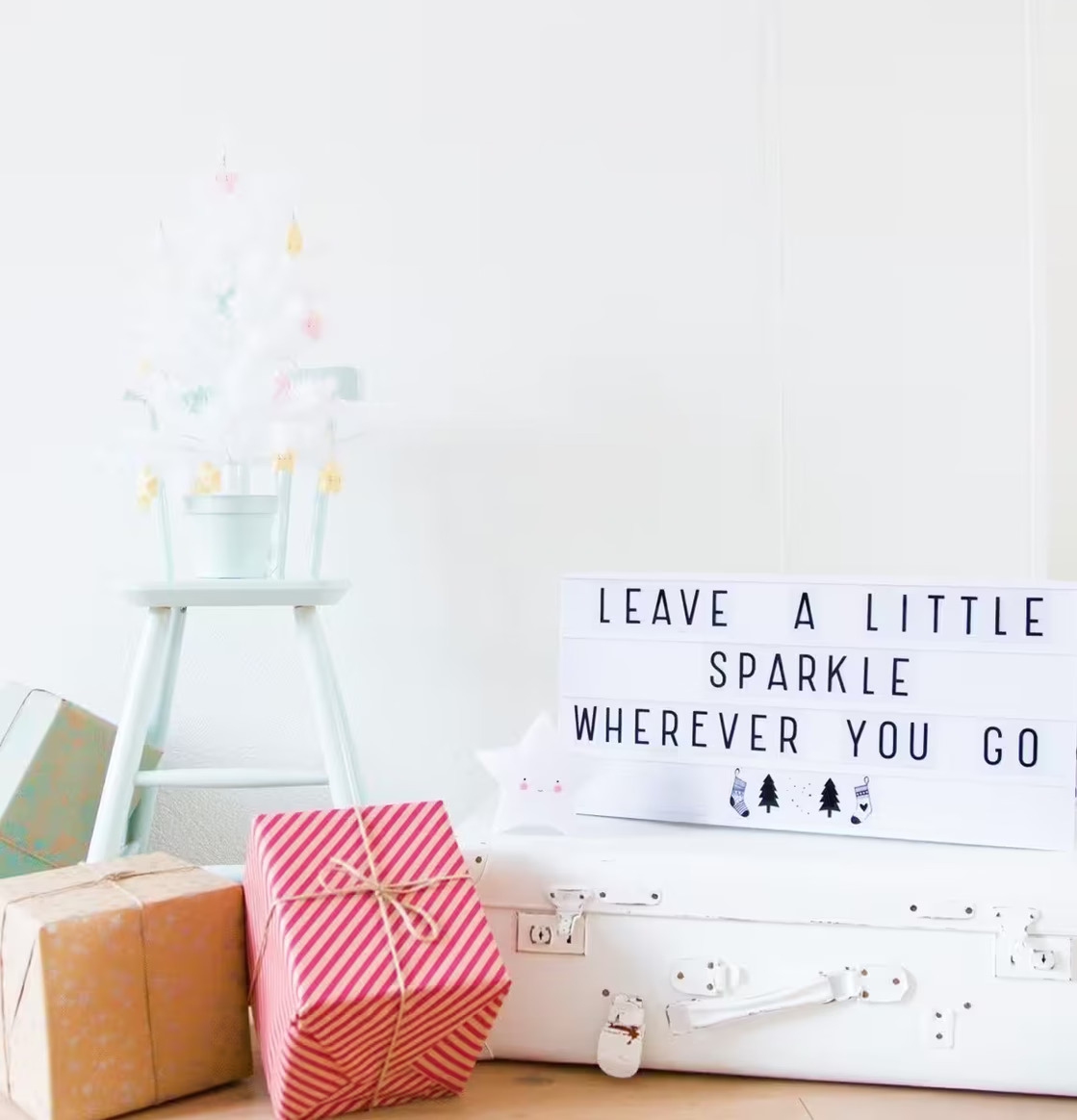 Lightbox Vit XL från A Little Lovely Company på vit resväska