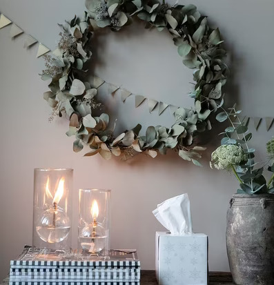 Servettbox Snowflake från Nordic Tissue på rustik träbänk