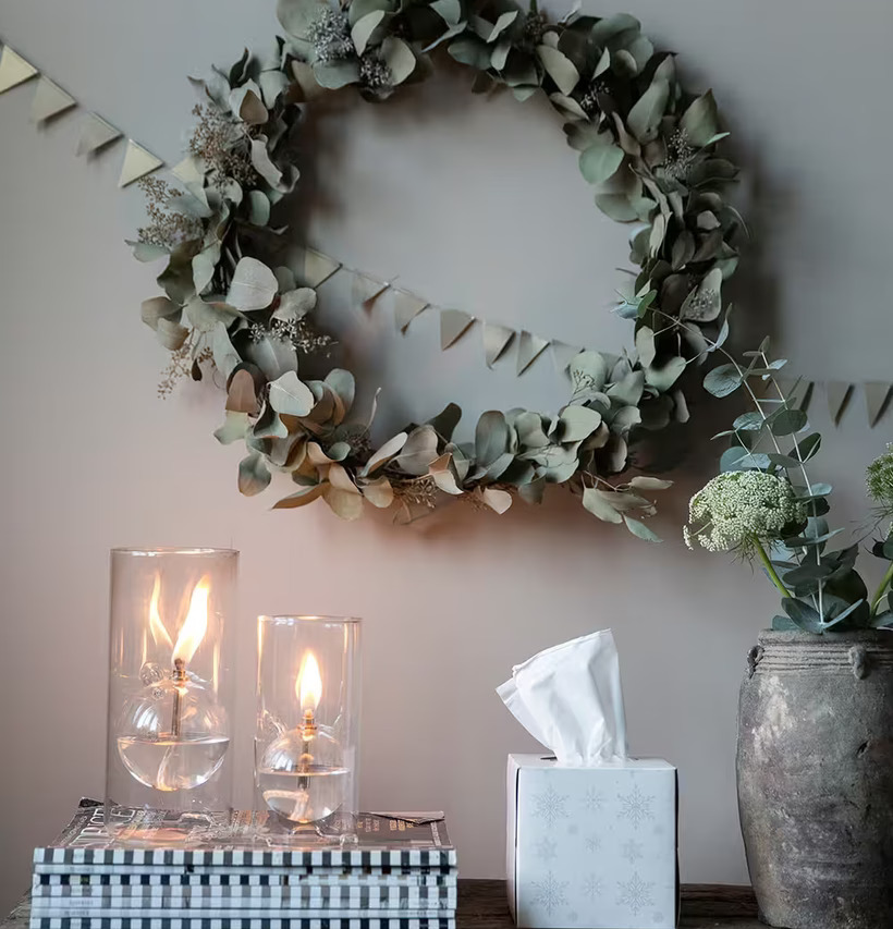 Servettbox Snowflake från Nordic Tissue på rustik träbänk