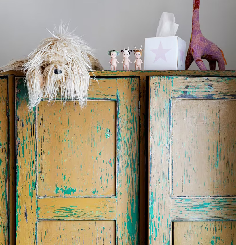 Servettbox STAR Pink från Nordic Tissue på rustikt skåp