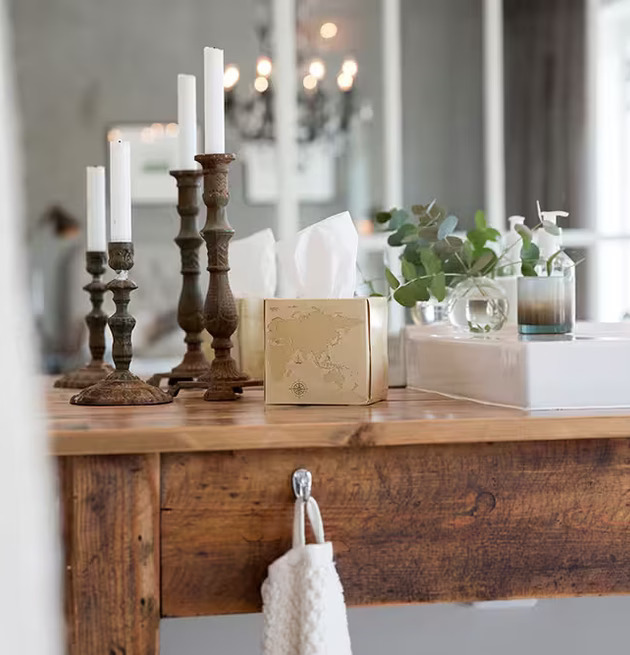 Servettbox Nautic Map från Nordic Tissue på rustik träbänk