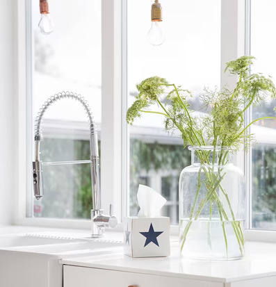 Servettbox STAR Navy från Nordic Tissue på vit bänkskiva