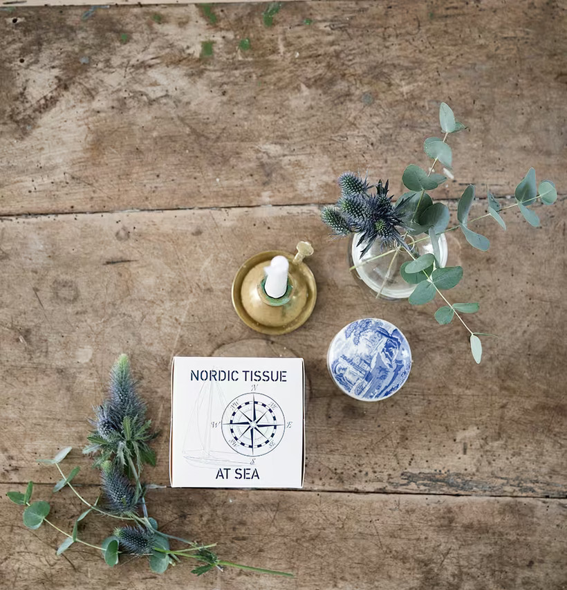 Servettbox At Sea från Nordic Tissue på rustikt träbord