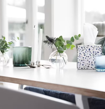 Servettbox Flower Blue från Nordic Tissue på vitt matbord