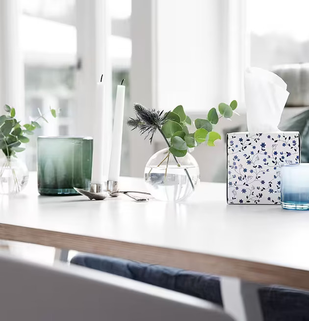 Servettbox Flower Blue från Nordic Tissue på vitt matbord
