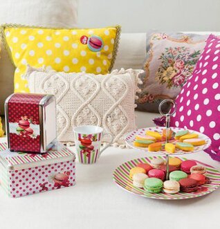 Servettställ Macarons från Derriére la porte i färgglad miljö