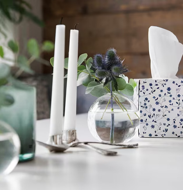 Servettbox Flower Blue från Nordic Tissue på ett dekorerat bord