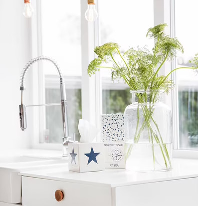 Servettbox STAR Navy från Nordic Tissue på vit köksbänk