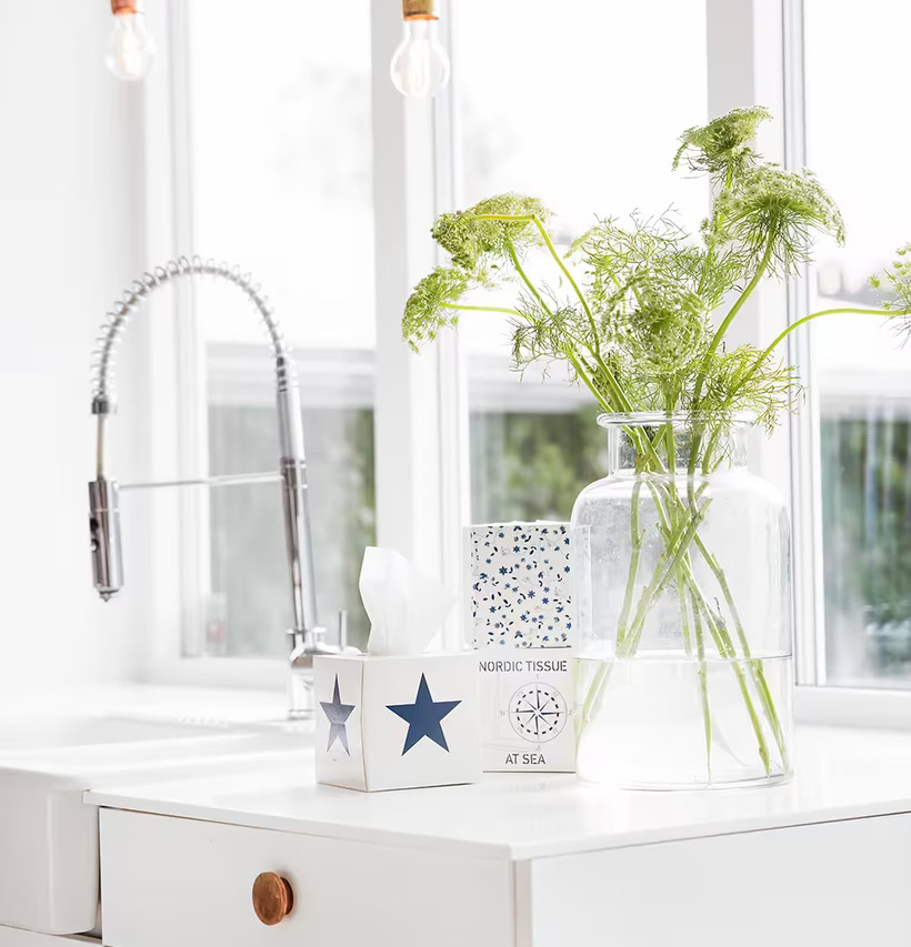 Servettbox STAR Navy från Nordic Tissue på vit köksbänk