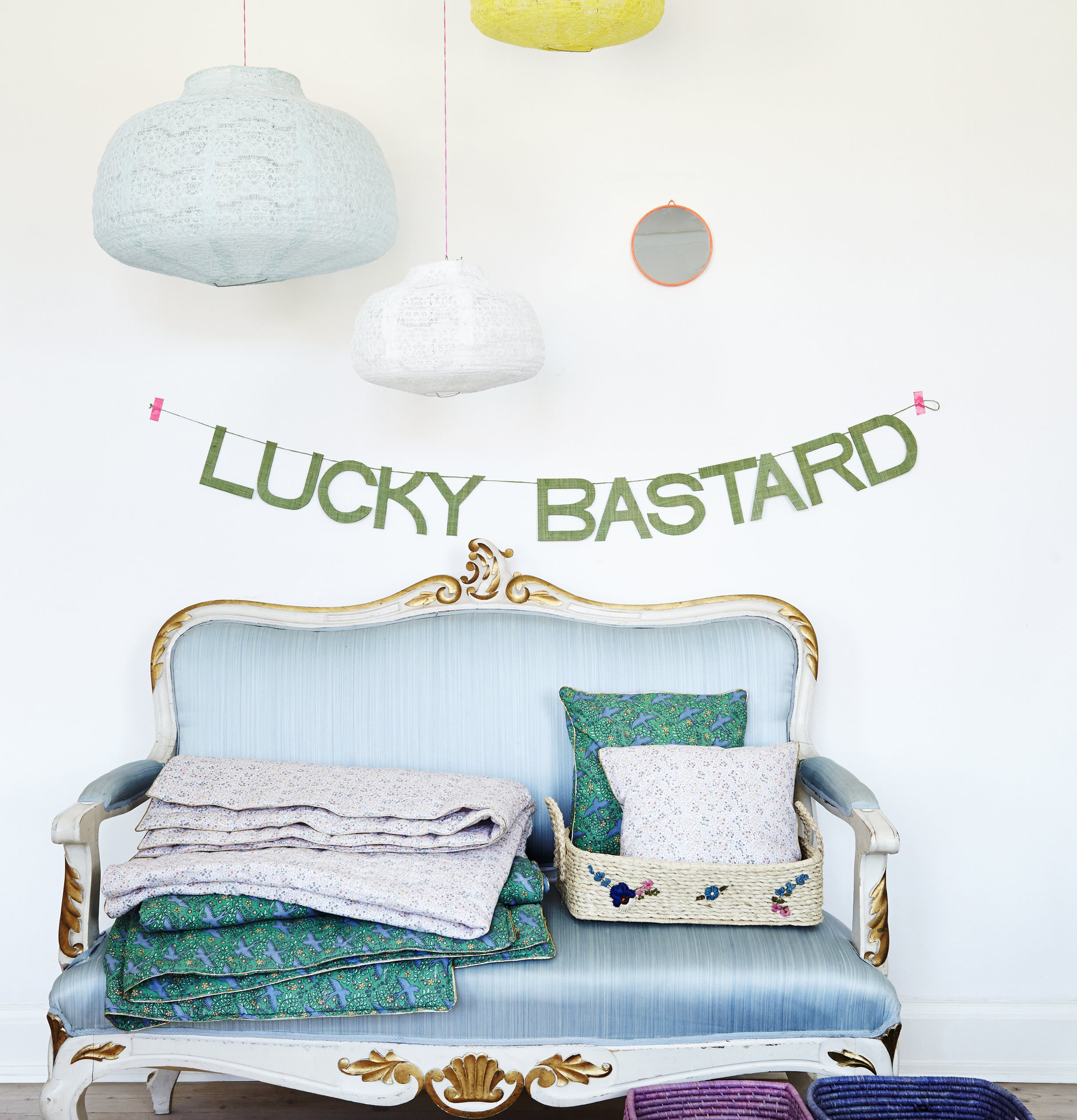 Elegant interiör med Cotton Quilt Swallows från Rice