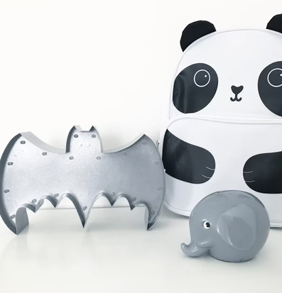 Bat LED-Lampa Grå från Familyroom med panda-ryggsäck och sparbössa