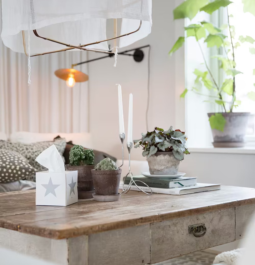 Servettbox STAR Grey från Nordic Tissue på rustikt träbord