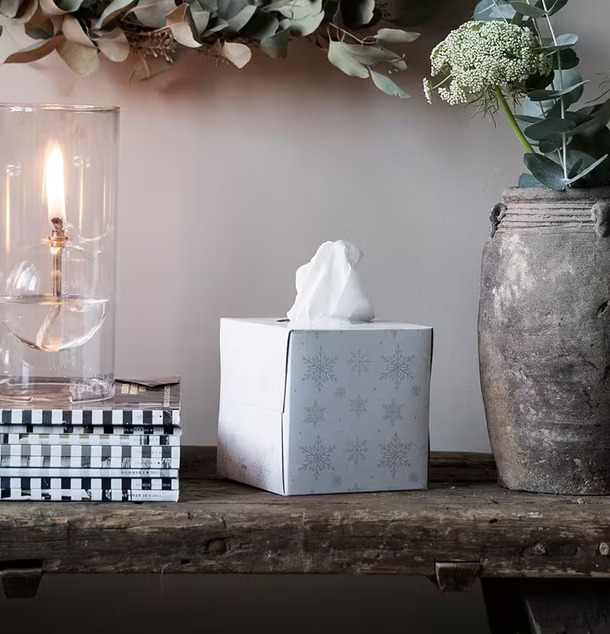 Servettbox Snowflake från Nordic Tissue på rustik träbänk