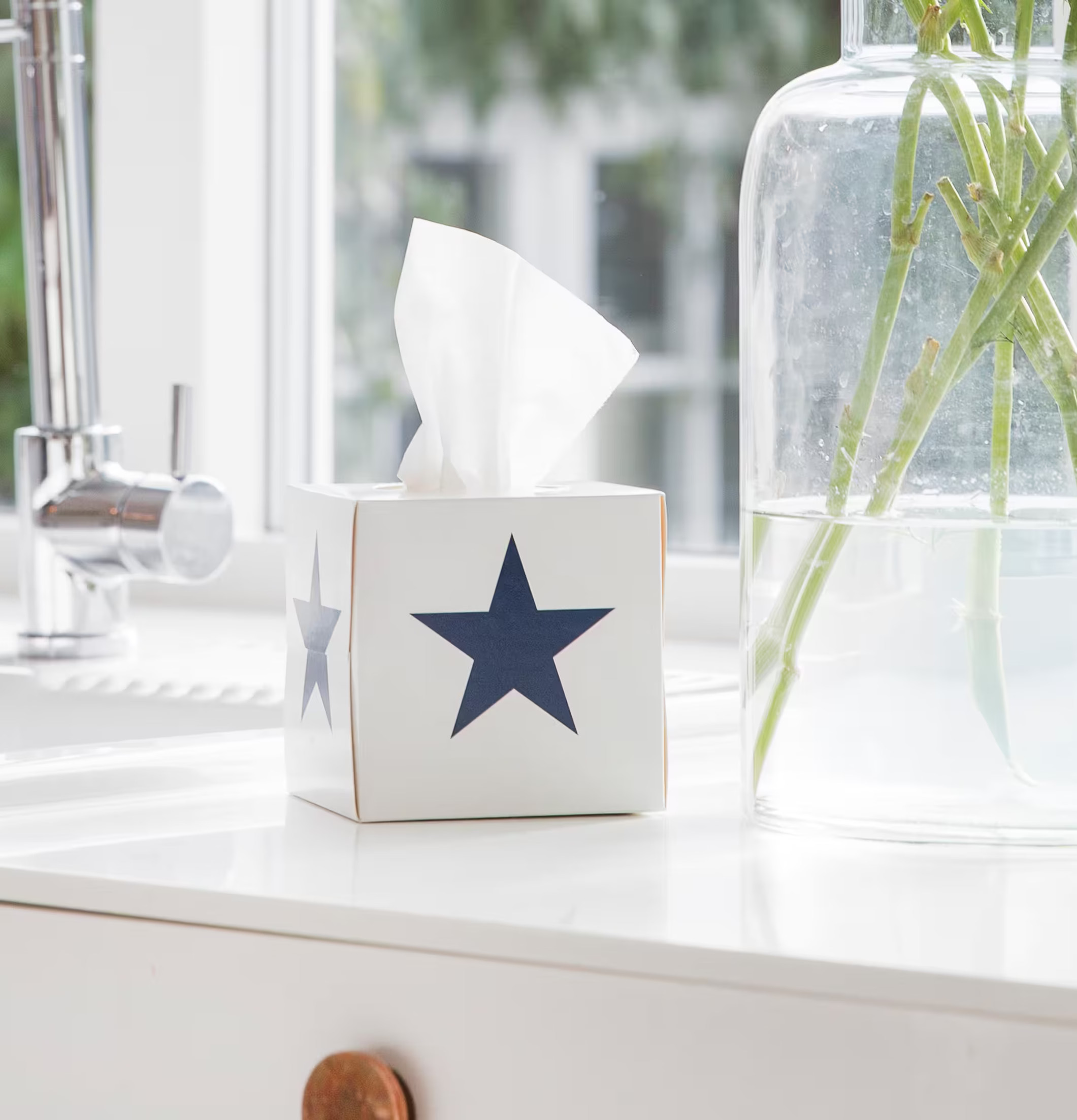 Servettbox STAR Navy från Nordic Tissue på vit bänkskiva