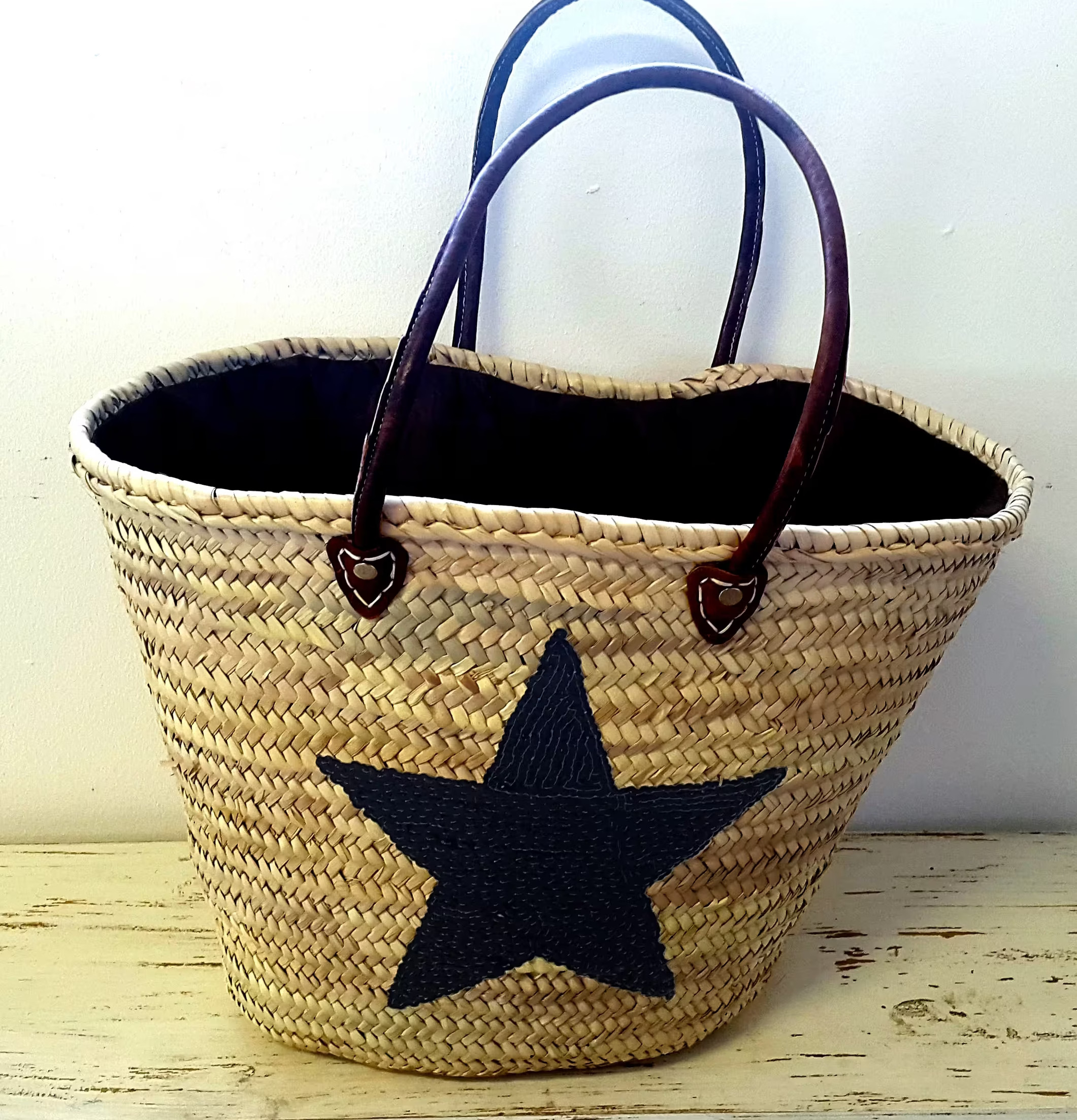 Stråväska Deco Black Star från Nomadic Essentials på bord