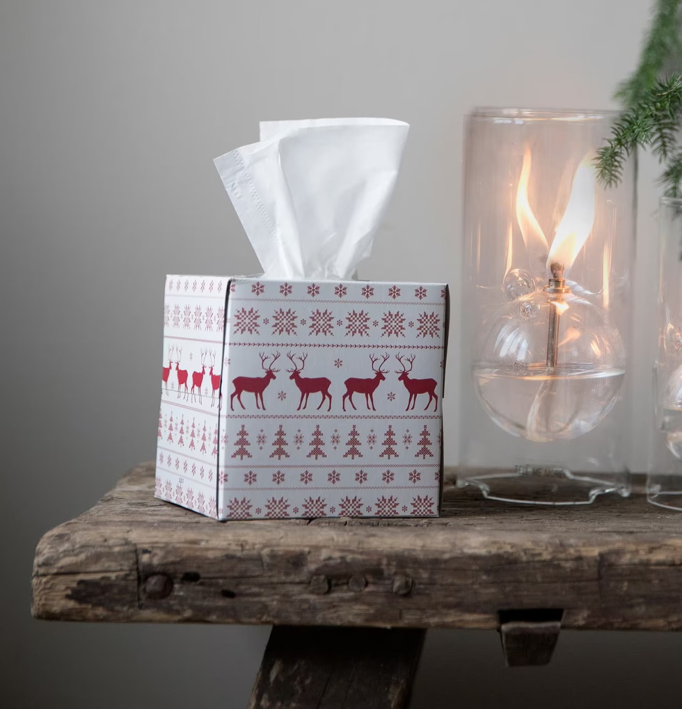Servettbox Reindeer Red från Nordic Tissue på rustik träyta