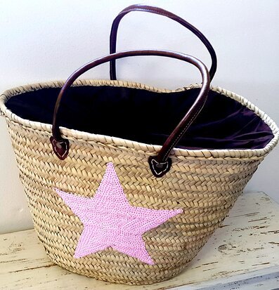 Stråväska Deco Pink Star från Nomadic Essentials på träyta