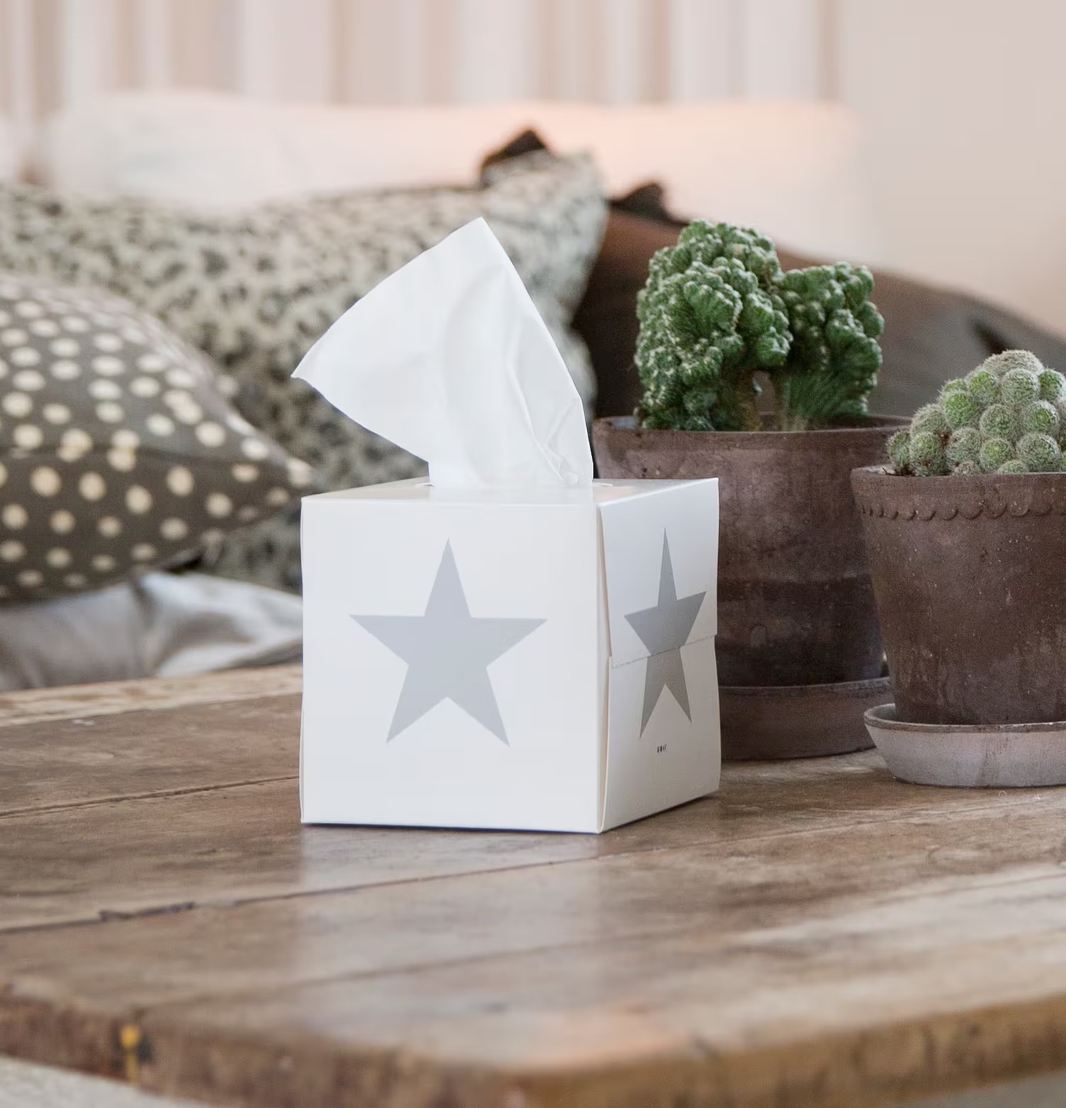 Servettbox STAR Grey från Nordic Tissue på rustikt träbord