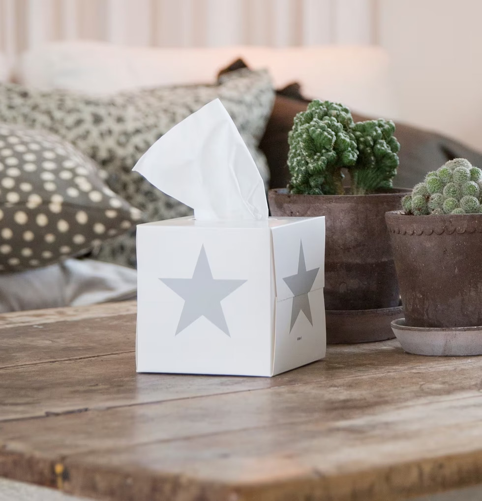 Servettbox STAR Grey från Nordic Tissue på rustikt träbord