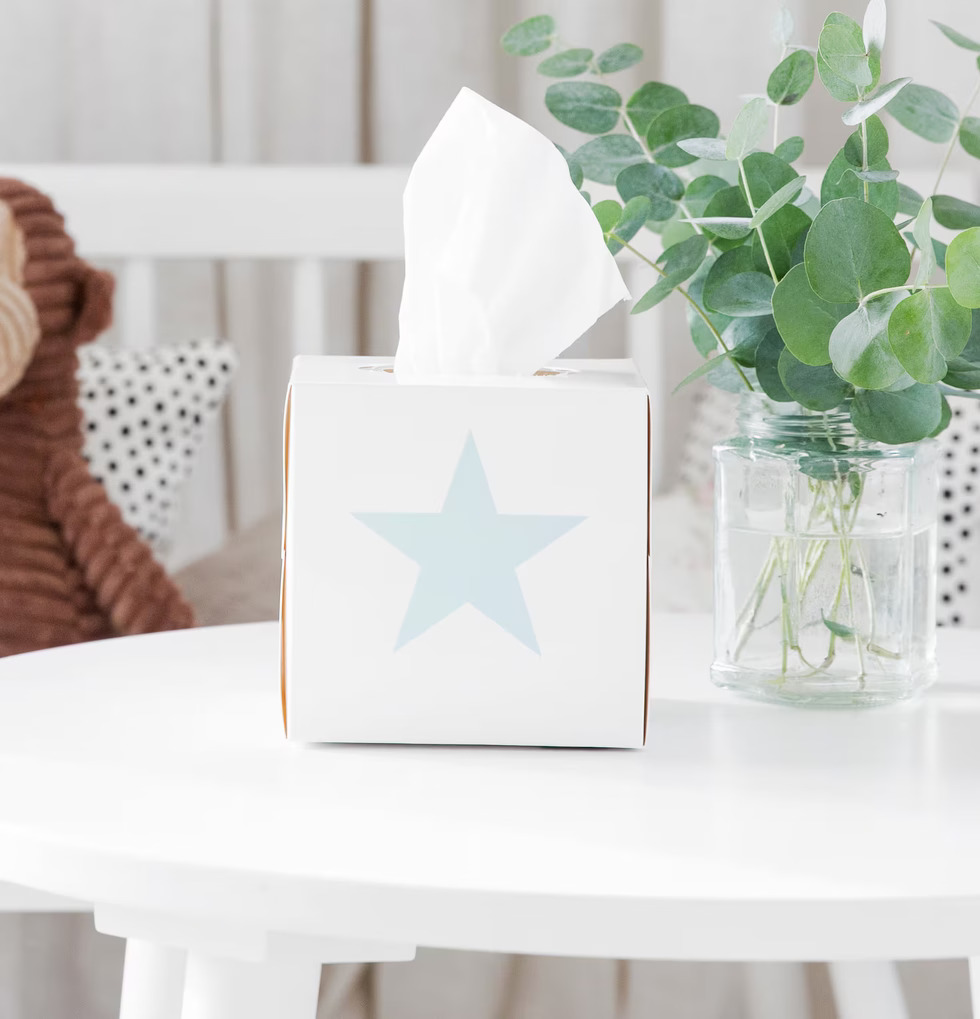 Servettbox STAR Turkos från Nordic Tissue på vitt bord