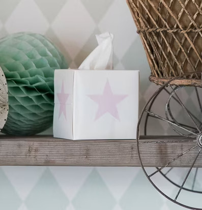 Servettbox STAR Pink från Nordic Tissue på en hylla