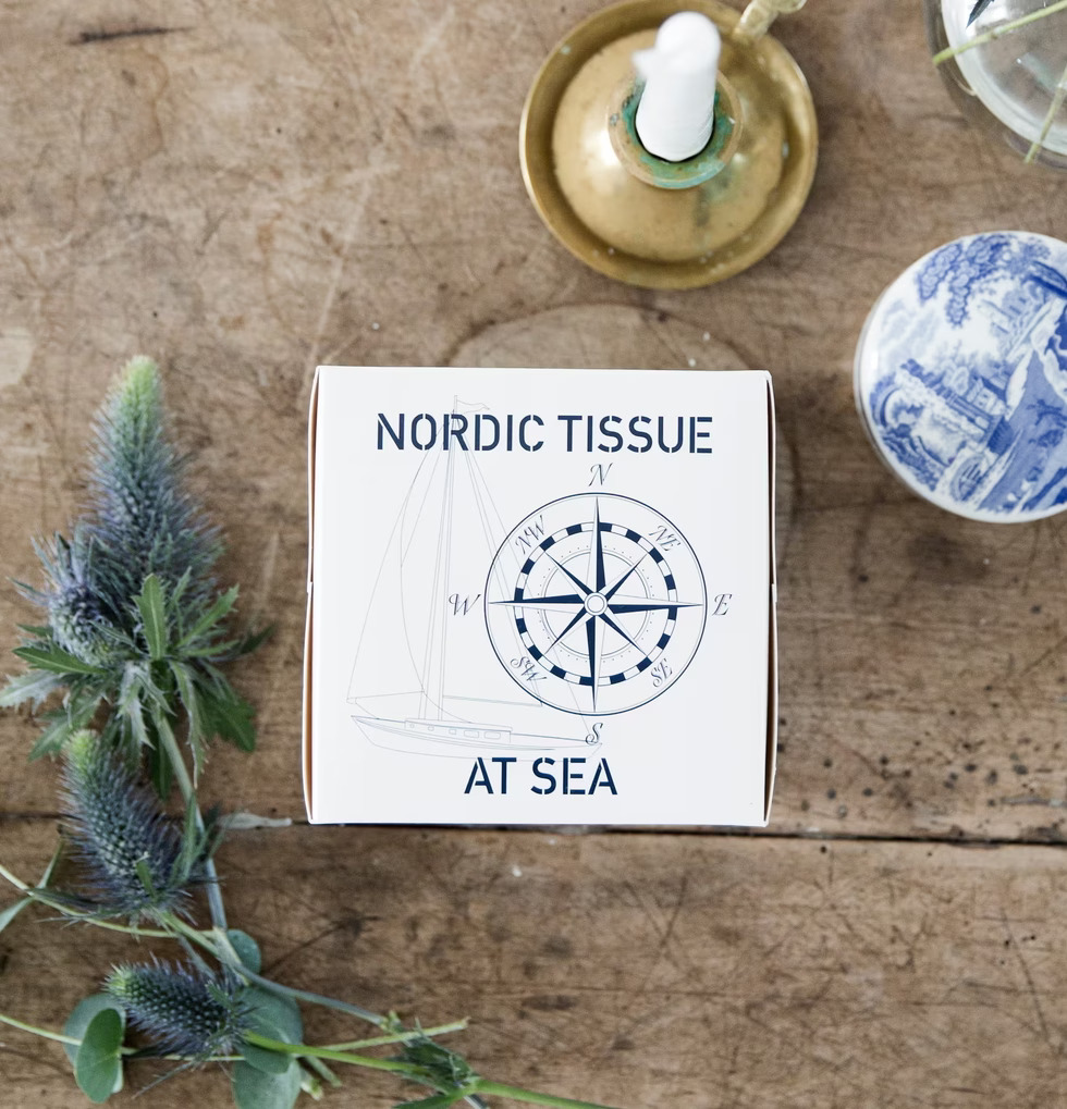 Servettbox At Sea från Nordic Tissue på rustikt träbord