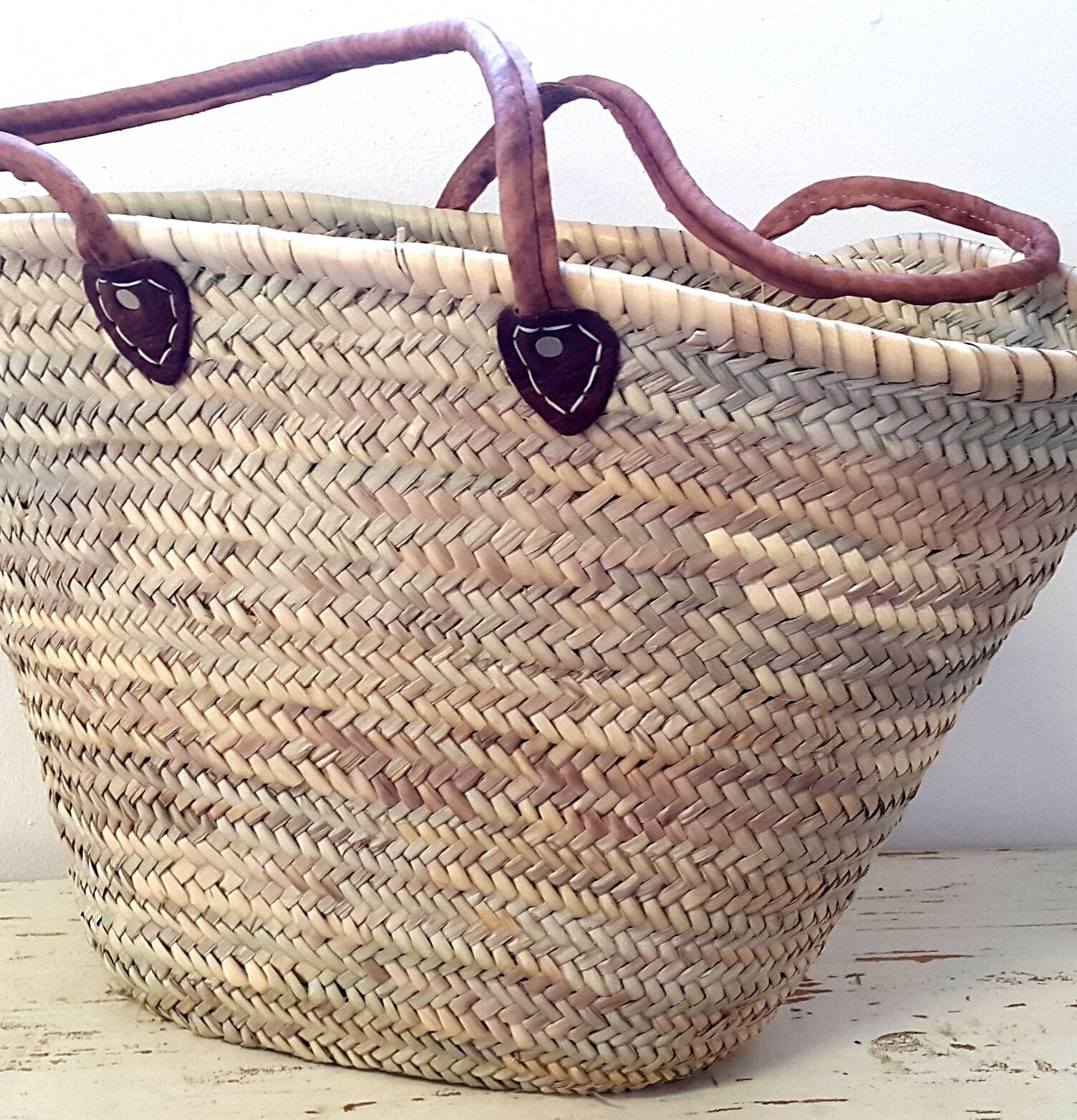 Stråväska från Nomadic Essentials med läderhandtag