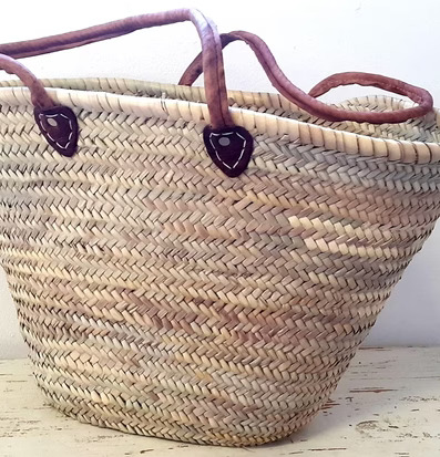 Stråväska från Nomadic Essentials med läderhandtag