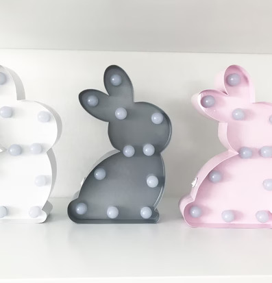 Kanin LED-Lampa Grå från Familyroom på vit hyllplan