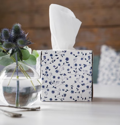 Servettbox Flower Blue från Nordic Tissue på vitt bord