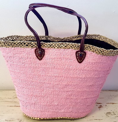 Stråväska DecoLux Pink från Nomadic Essentials på trägolv