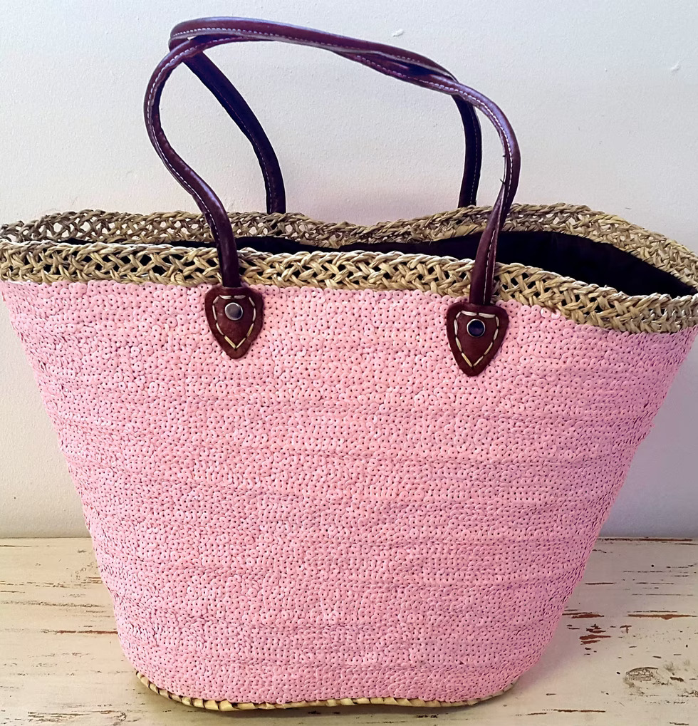 Stråväska DecoLux Pink från Nomadic Essentials på trägolv