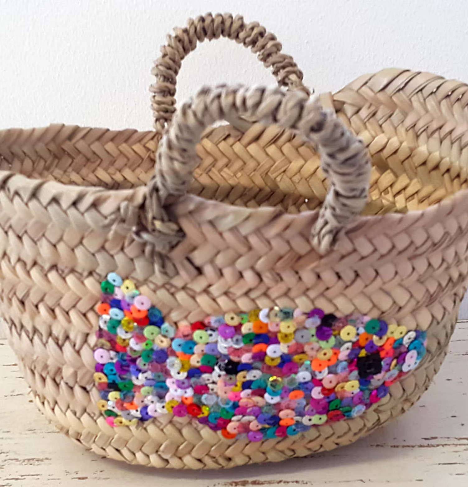 Nomadic Essentials Basket Kid Fish i handflätat gräs