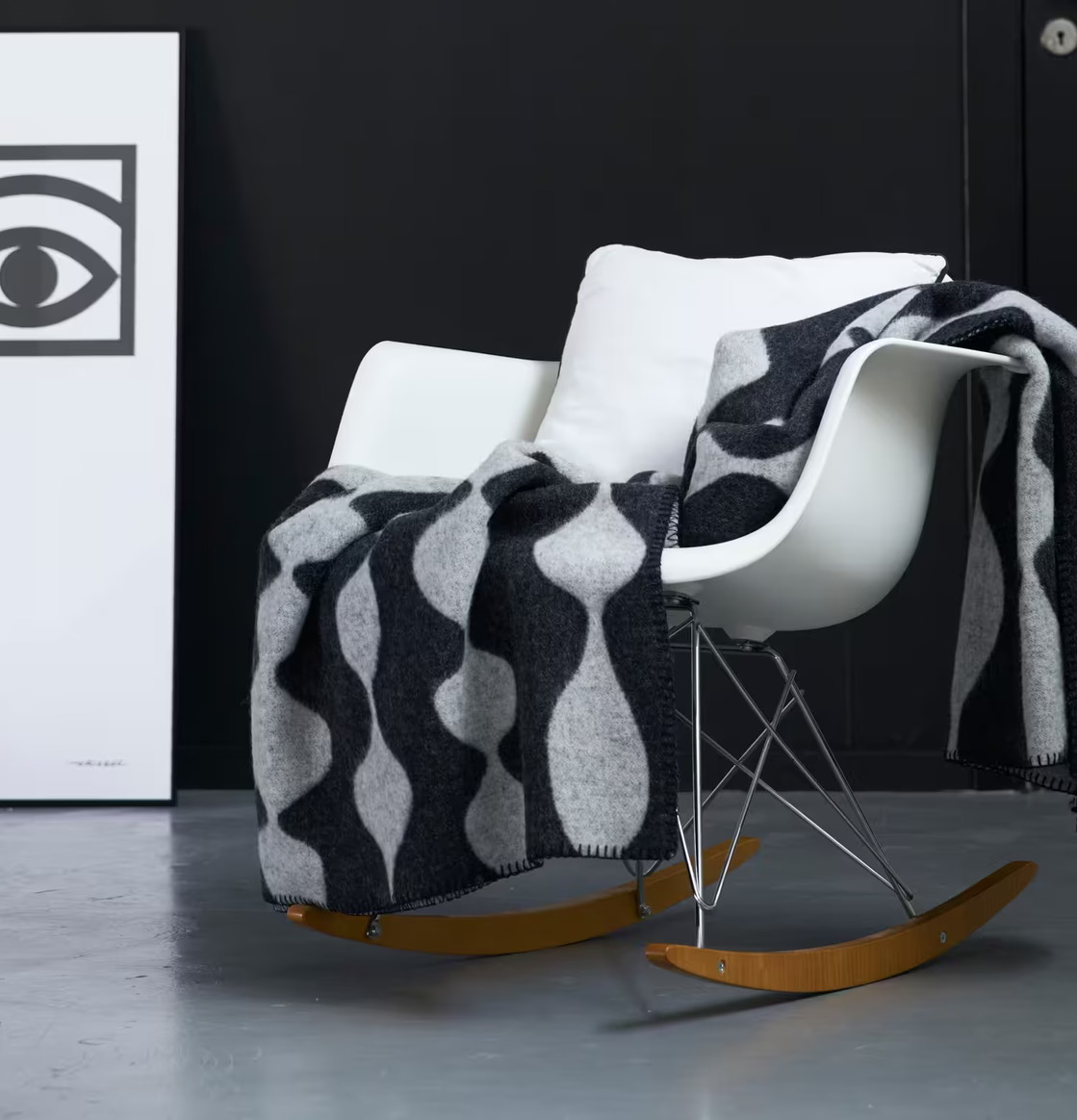 Ullfilt Margaret Rose från Olle Eksell över vit stol