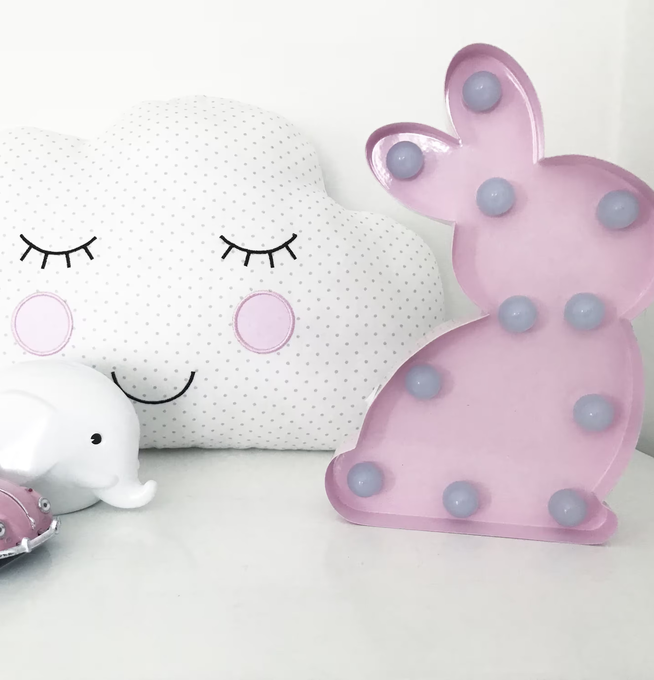 Kanin LED-Lampa Rosa från Familyroom, omgiven av leksaker