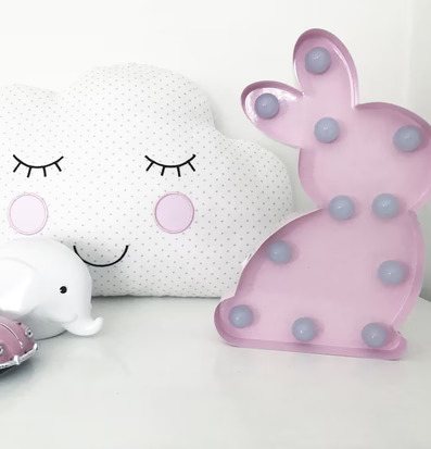 Kanin LED-Lampa Rosa från Familyroom, omgiven av leksaker