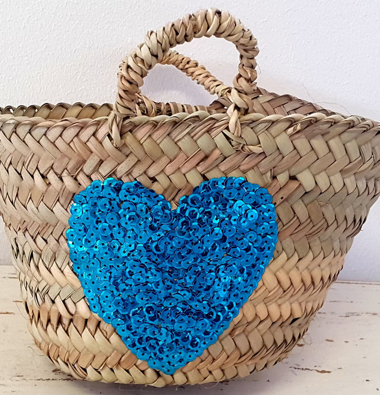 Basket Kid Blue Heart från Nomadic Essentials med blått hjärta
