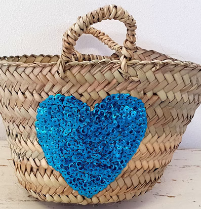Basket Kid Blue Heart från Nomadic Essentials med blått hjärta