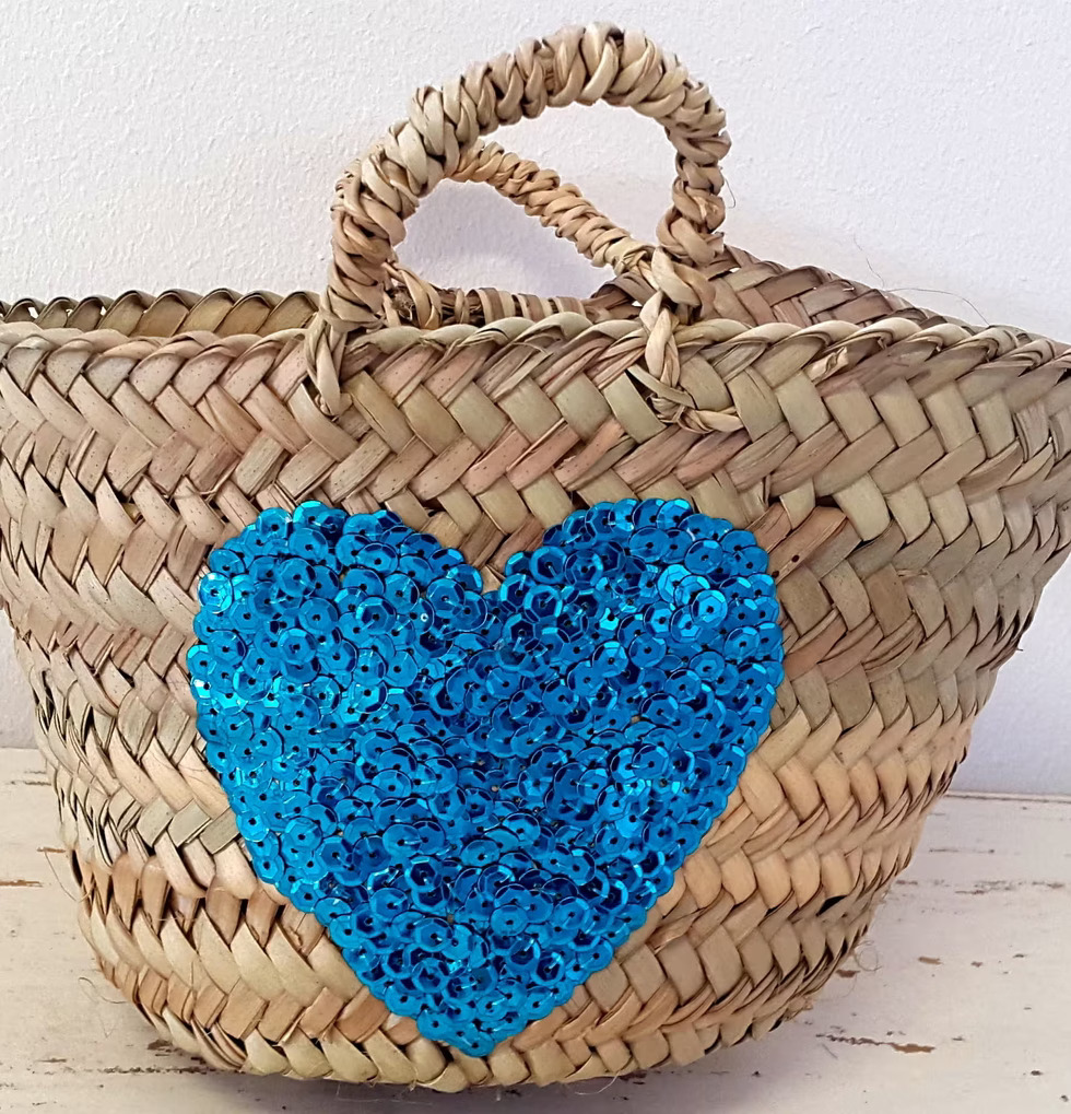 Basket Kid Blue Heart från Nomadic Essentials med blått hjärta