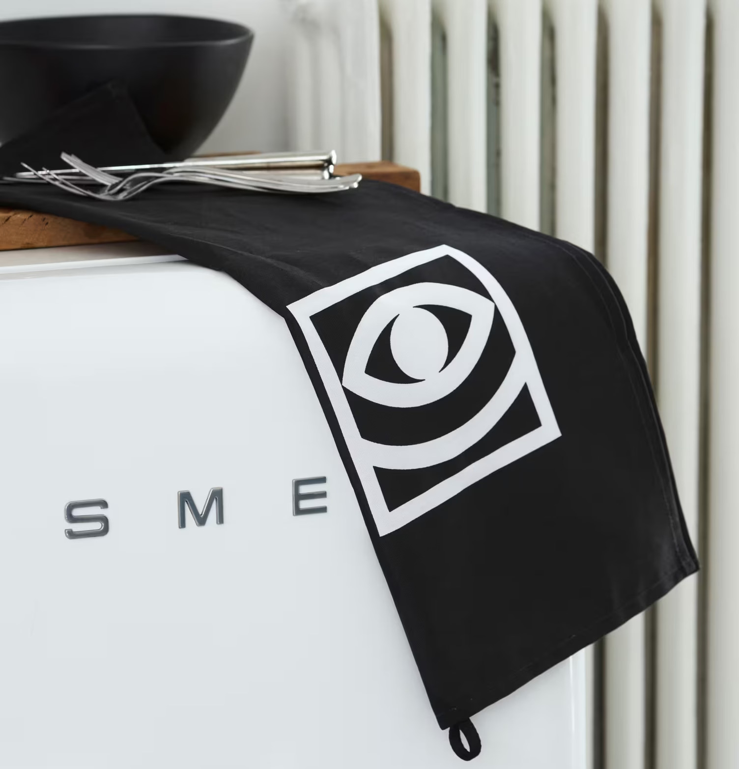 Kökshandduk Ögon Cacao Svart från Olle Eksell på vit kyl