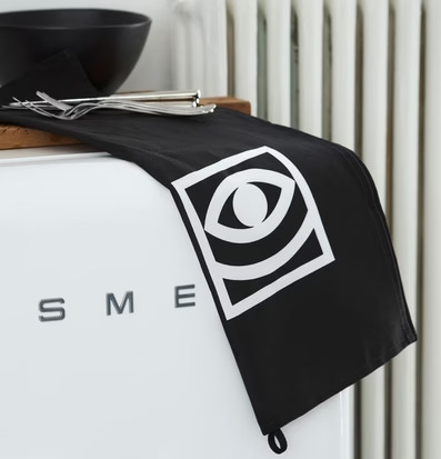 Kökshandduk Ögon Cacao Svart från Olle Eksell på vit kyl