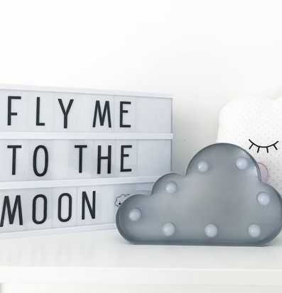 Moln LED-Lampa Grå från Familyroom på en vit hylla