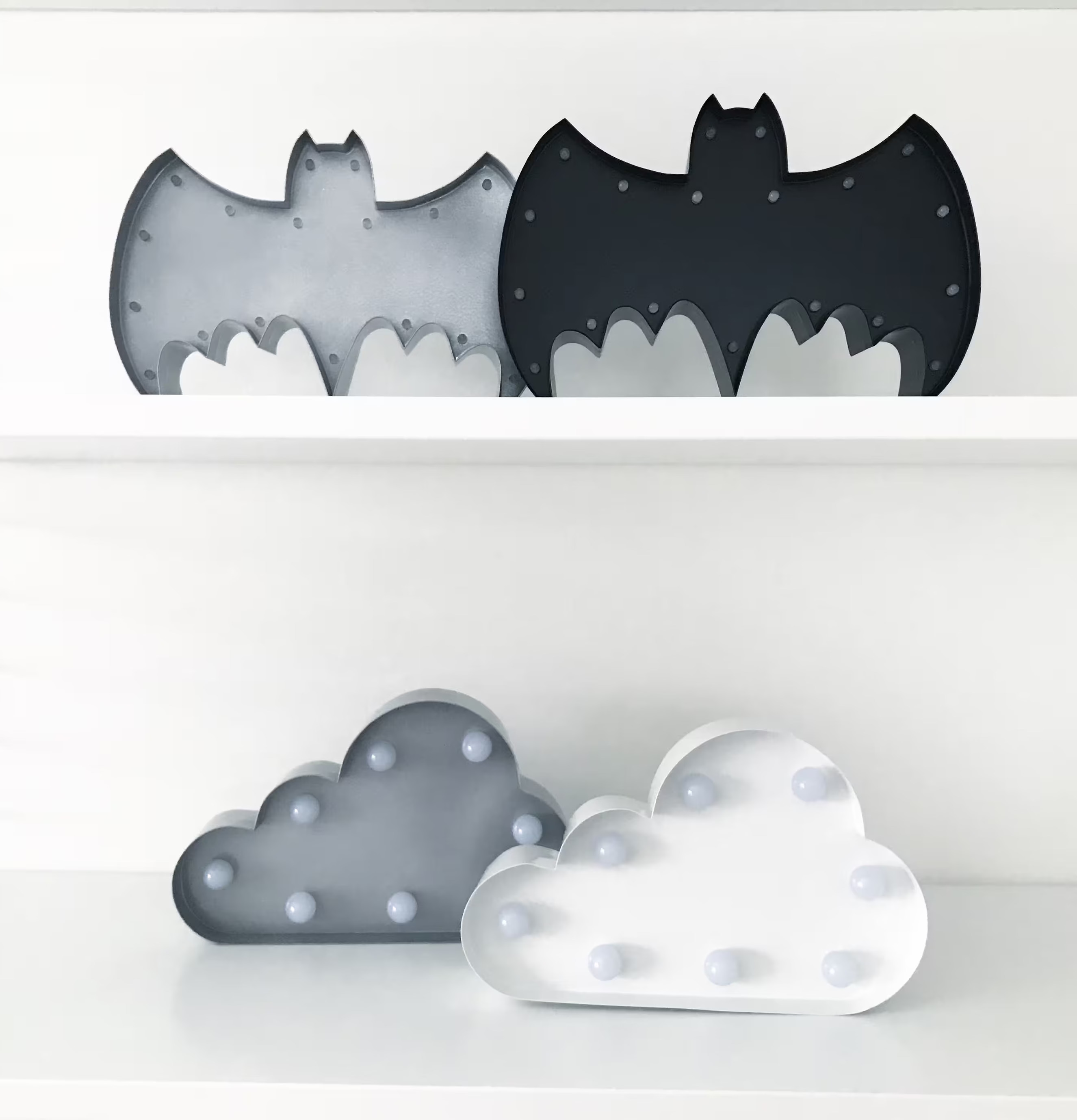 Moln LED-Lampa Grå från Familyroom på vita hyllor