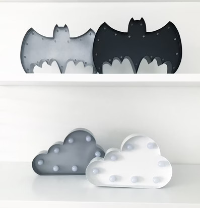 Moln LED-Lampa Grå från Familyroom på vita hyllor