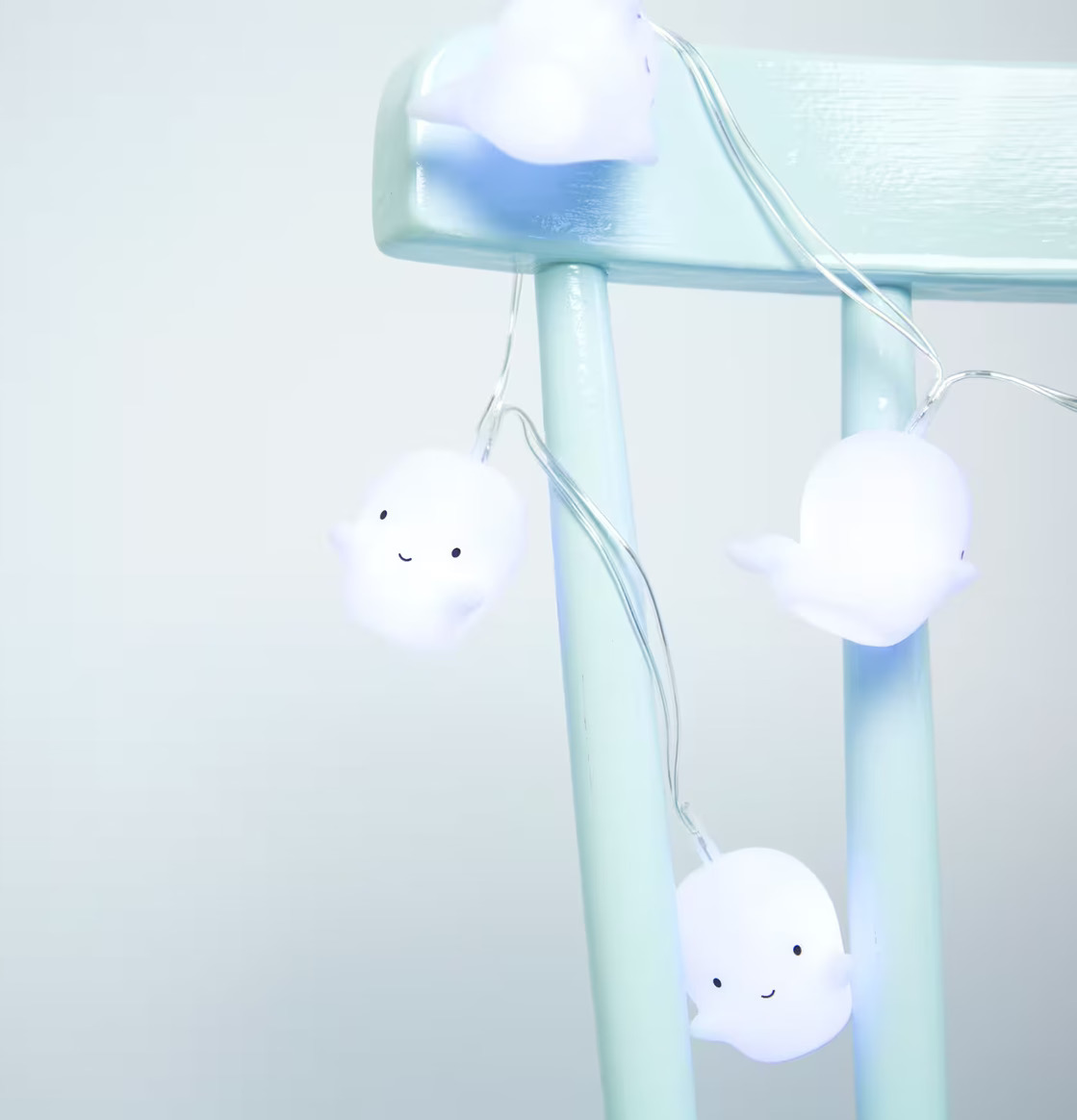 Ljusslinga Minispöken från A Little Lovely Company på stol