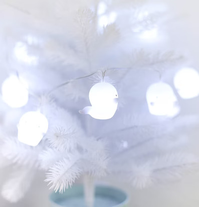 Ljusslinga Minispöken från A Little Lovely Company på vit gran