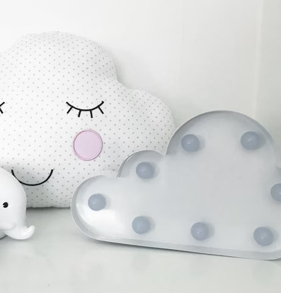 Moln LED-Lampa Vit från Familyroom på vit yta med kudde