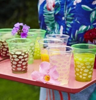 Plastmuggar 18-pack från Rice i livliga färger och mönster