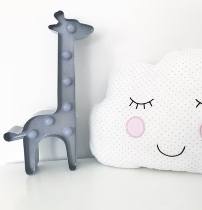 Giraff LED-Lampa Grå från Familyroom i barnrum med kudde