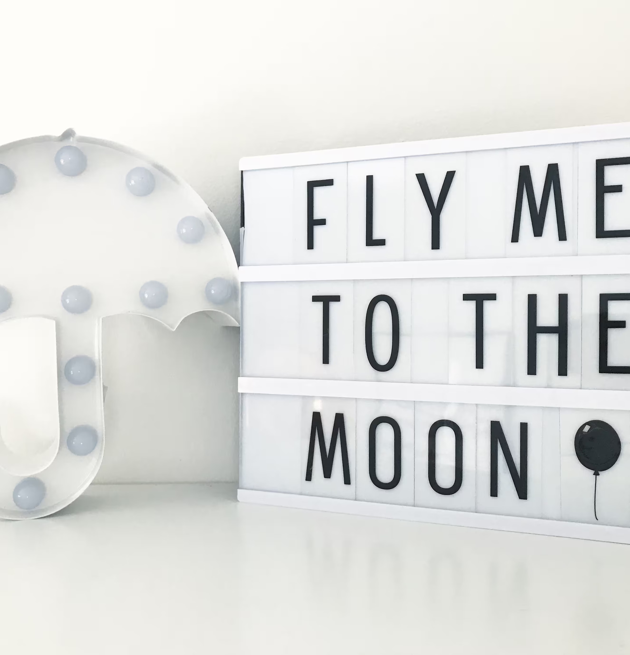 Paraply LED-Lampa Vit från Familyroom på vit möbel